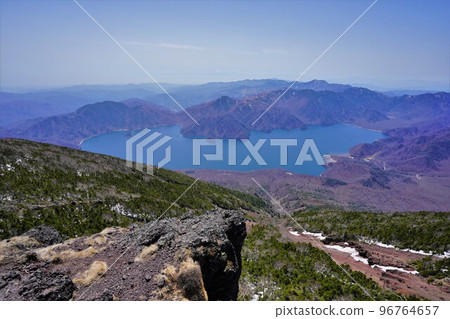 冬季從男體山眺望中禪寺湖全景 96764657