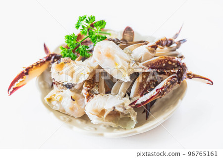 在一個白色碗裡供應的遷徙蟹 96765161