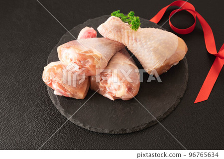 黑色背景中的雞腿 96765634