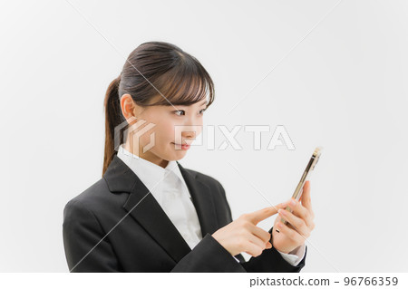 一個穿著智能手機的西裝的年輕女子 一個穿著智能手機的西裝的年輕女子 96766359