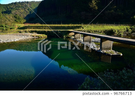 四萬十川上游的故鄉景觀高日沈降橋 四萬十川上游的故鄉景觀高日沈降橋 96766713