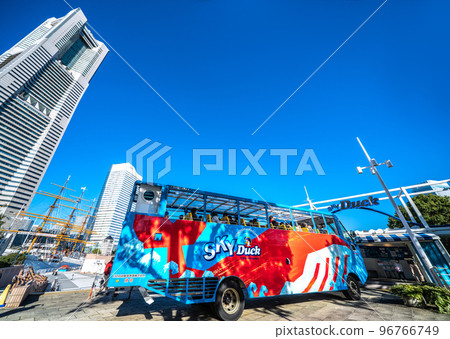 日本橫濱櫻木町站前的城市景觀。出發前橫濱地標塔和 Sky Duck 的景色 日本橫濱櫻木町站前的城市景觀。出發前橫濱地標塔和 Sky Duck 的景色 96766749