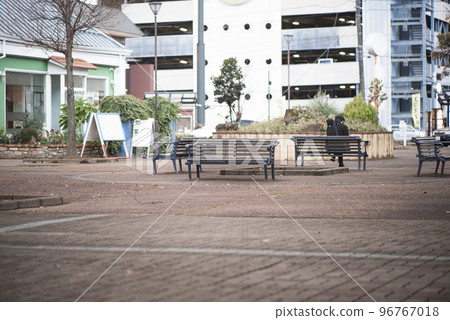 秋日天空下城市廣場的木凳 秋日天空下城市廣場的木凳 96767018