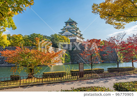 [紅葉]秋天的大阪城公園[大阪城天守閣] 96770905