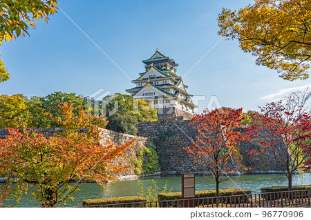 [紅葉]秋天的大阪城公園[大阪城天守閣] 96770906