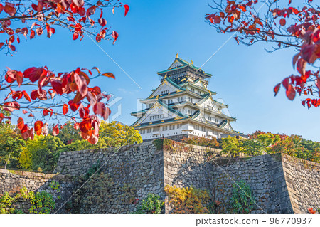 [紅葉]秋天的大阪城公園[大阪城天守閣] 96770937