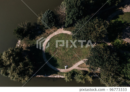 Top view of a couple of people, a couple in love walking in the park. Top view of a couple of people, a couple in love walking in the park. 96773333
