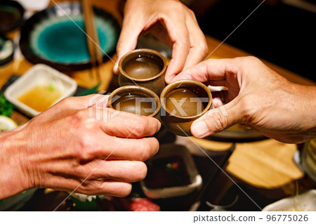 用清酒杯敬酒看起來很美味的清酒 96775026