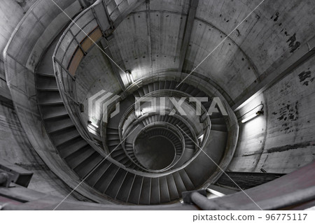 Building with a long spiral staircase 96775117