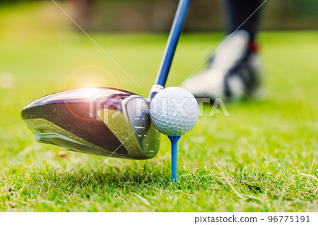 司機在高爾夫球場發球檯上開槍 司機在高爾夫球場發球檯上開槍 96775191