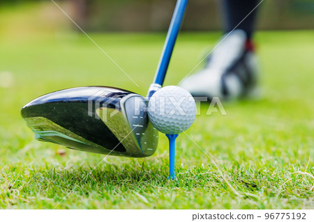 司機在高爾夫球場發球檯上開槍 司機在高爾夫球場發球檯上開槍 96775192