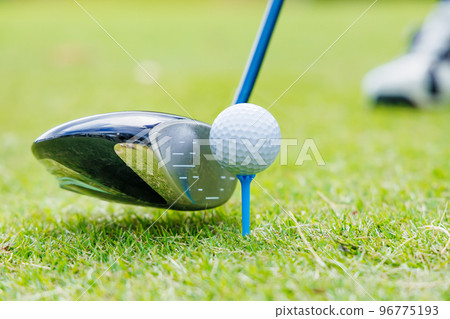 司機在高爾夫球場發球檯上開槍 96775193