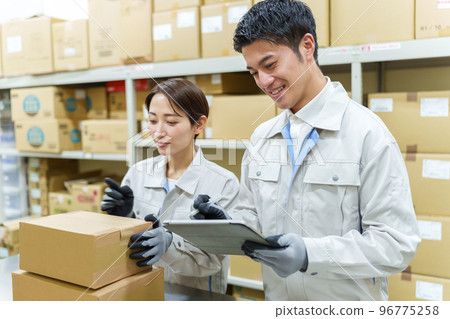 worker in warehouse 96775258