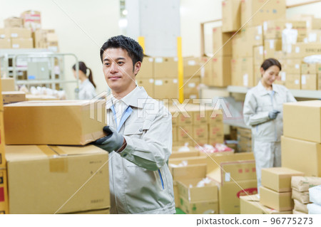 worker in warehouse 96775273