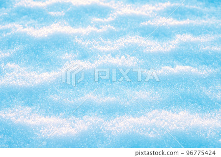 An uneven pattern on the snow 96775424