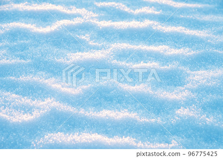 An uneven pattern on the snow 96775425