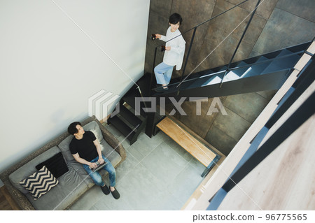 一對夫婦在沙發上放鬆 一對夫婦在沙發上放鬆 96775565