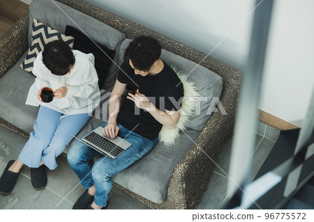 一對夫婦在沙發上放鬆 96775572