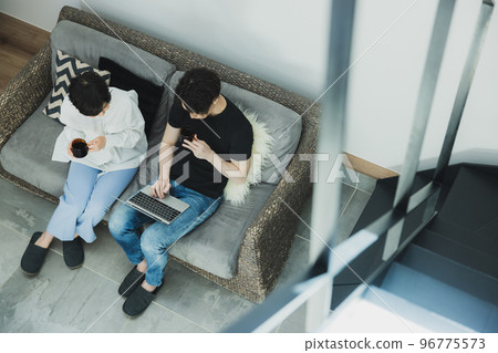 一對夫婦在沙發上放鬆 一對夫婦在沙發上放鬆 96775573