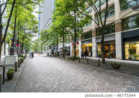 [Tokyo] Marunouchi Naka-dori with beautiful green trees 96775844