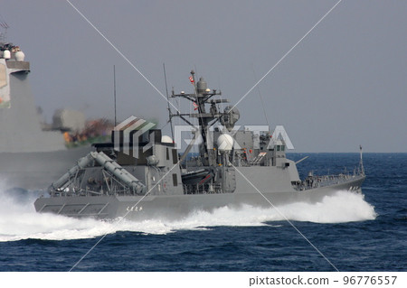 Missile boat passing at high speed: PG-827 Kumataka (2009 Fleet Review) Missile boat passing at high speed: PG-827 Kumataka (2009 Fleet Review) 96776557