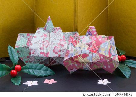 用摺紙製作的雛人偶 96776975