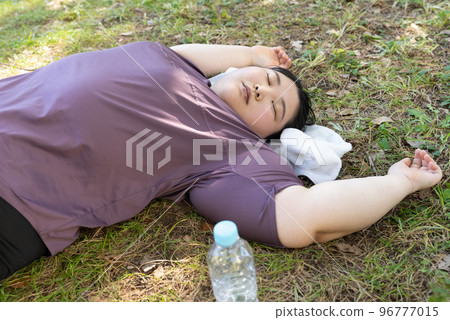 一位女士睡著了 96777015