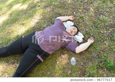 一位女士睡著了 96777017