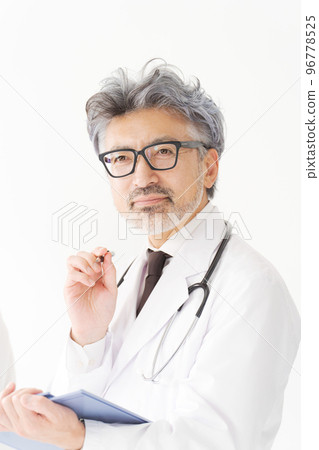 穿白大褂的男醫生 96778525
