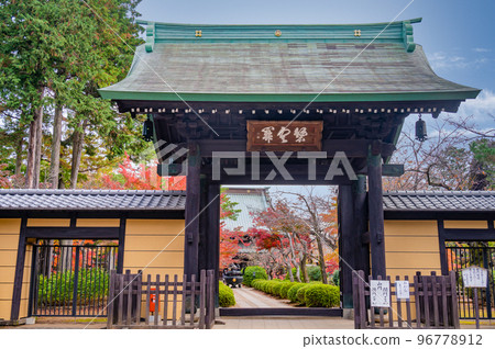 Gotokuji temple gate with beautiful autumn leaves 96778912