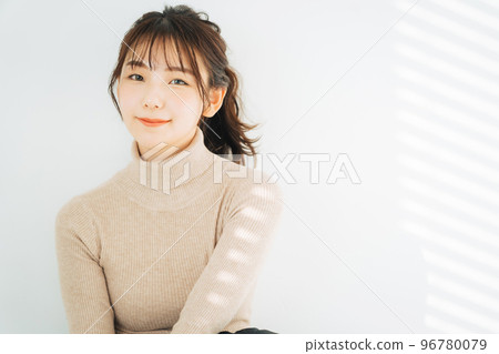 穿高領針織衫的女人 96780079
