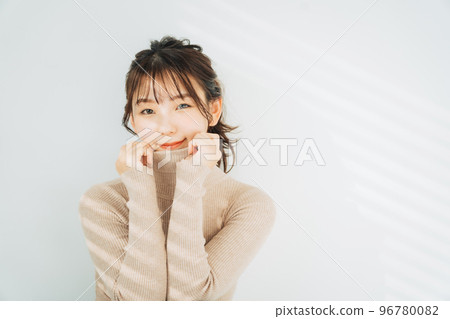 穿高領針織衫的女人 96780082