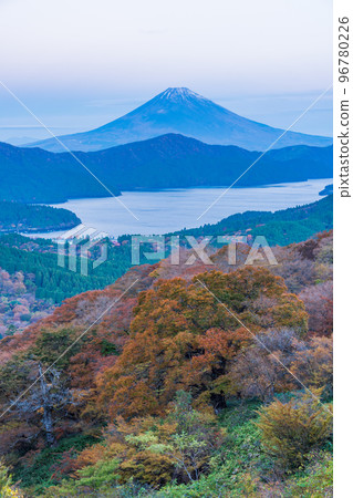 (Kanagawa Prefecture) Mt. Fuji seen from Hakone Taikanyama at dawn 96780226