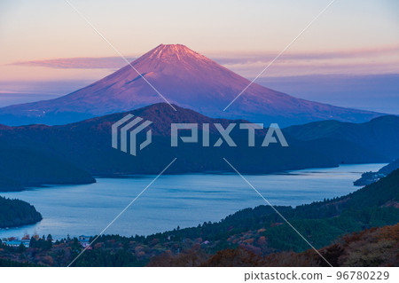 (Kanagawa Prefecture) Mt. Fuji seen from Hakone Taikanyama at dawn 96780229
