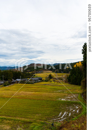 Scenery of rice paddies and cloudy sky after harvesting in mountainous area | Rural image Scenery of rice paddies and cloudy sky after harvesting in mountainous area | Rural image 96780689