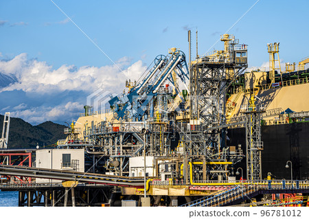 Scene of LPG tanker unloading using unloading arm at Shimizu Port Scene of LPG tanker unloading using unloading arm at Shimizu Port 96781012