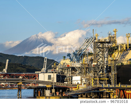 Scene of LPG tanker unloading using unloading arm at Shimizu Port Scene of LPG tanker unloading using unloading arm at Shimizu Port 96781018