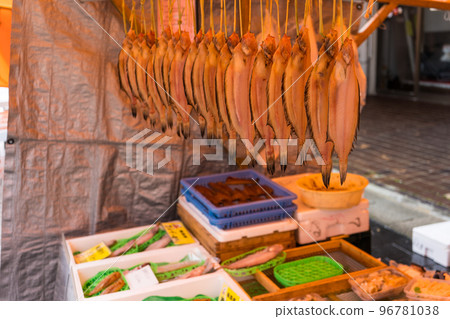 旅遊勝地輪島早市曬比目魚乾的攤位風景｜石川縣輪島市 96781038