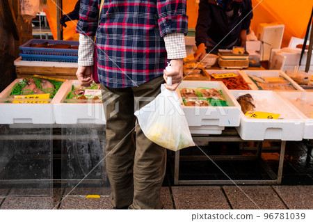 在輪島早市享受購物樂趣的影像 | 石川縣輪島市 在輪島早市享受購物樂趣的影像 | 石川縣輪島市 96781039