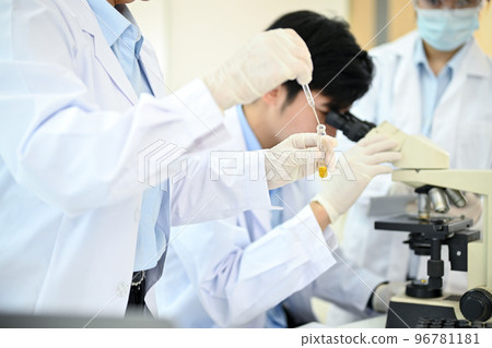 cropped, a professional Asian scientist team is concentrating on their medical experiment 96781181