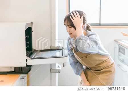 Housewife Asian woman who is not good at cooking and failed in the microwave oven 96781348