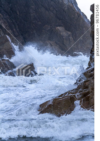 冬季日本海的巨浪拍打著岩石 冬季日本海的巨浪拍打著岩石 96781456