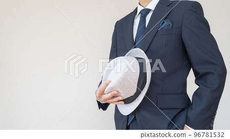 穿西裝戴軟呢帽的男人 96781532