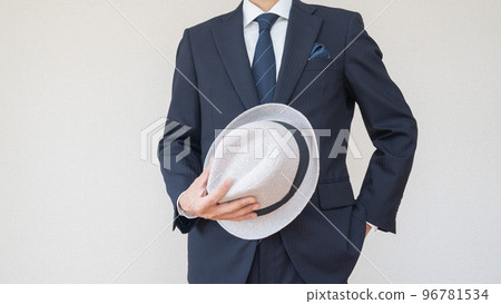 穿西裝戴軟呢帽的男人 96781534