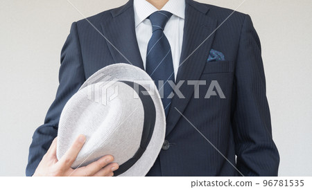 穿西裝戴軟呢帽的男人 96781535