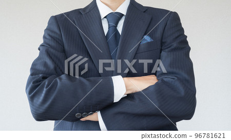 Businessman with arms crossed 96781621