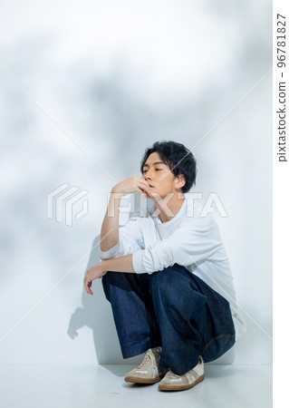 穿白T恤的男人 96781827