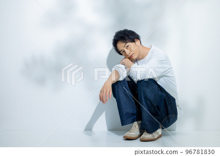 Man in white t-shirt 96781830