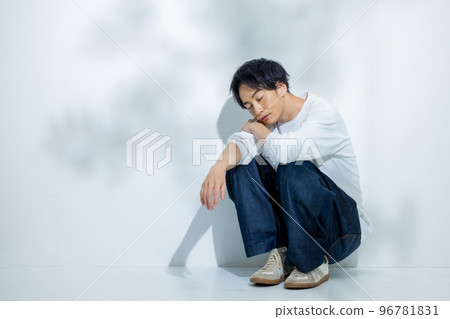 穿白T恤的男人 穿白T恤的男人 96781831