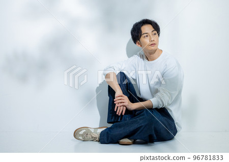 Man in white t-shirt 96781833